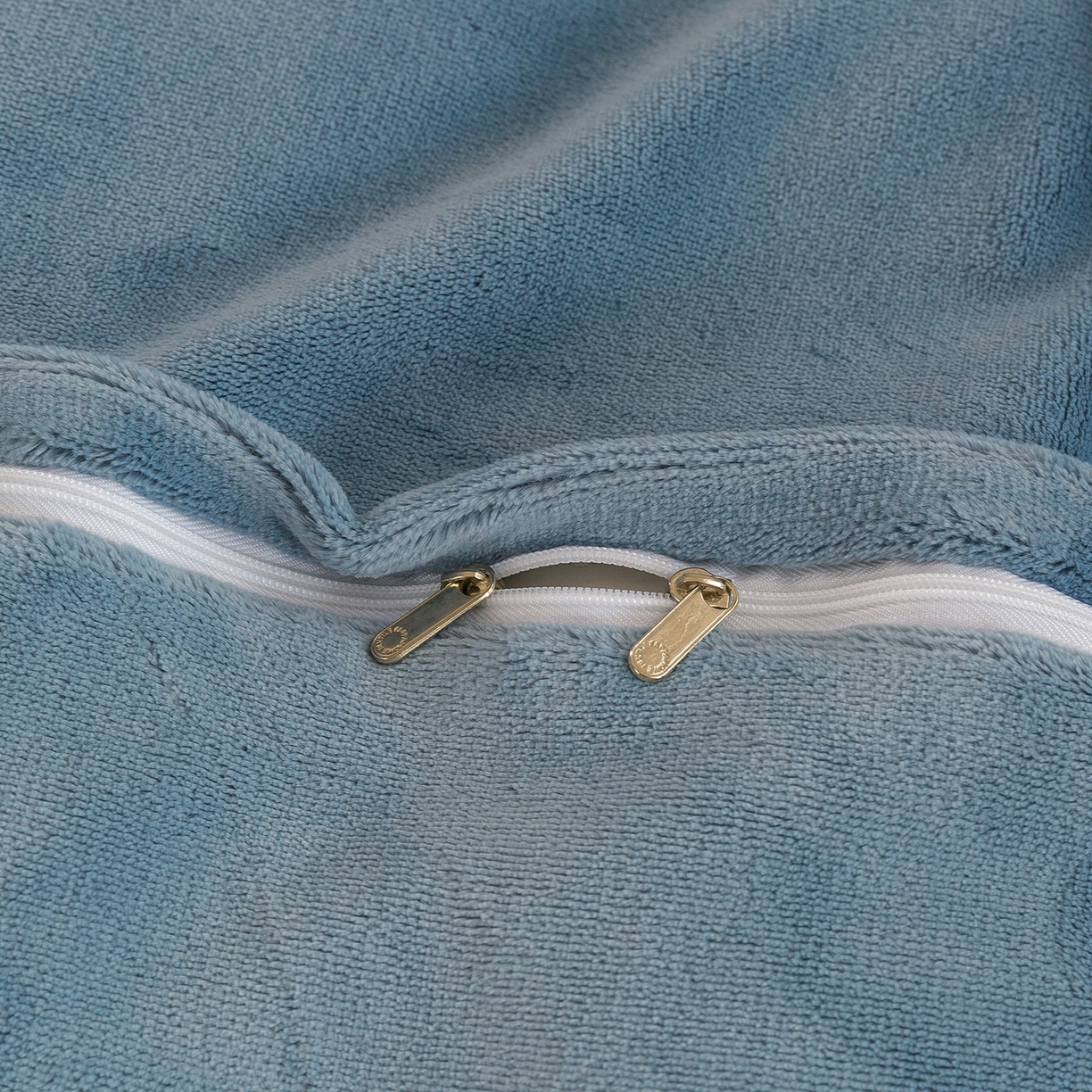 91家纺网 家纺一手货源 找家纺 绒博士 2025新款270克全消光牛奶绒刺绣宽边款四件套--幸福里系列 幸福里-浅蓝