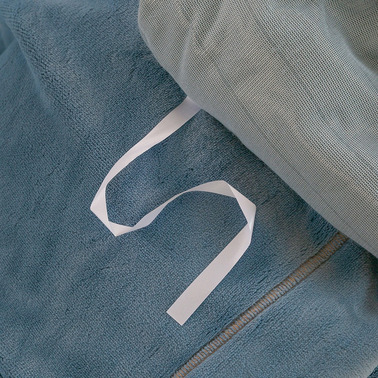 91家纺网 家纺一手货源 找家纺 绒博士 2025新款270克全消光牛奶绒刺绣宽边款四件套--幸福里系列 幸福里-浅蓝