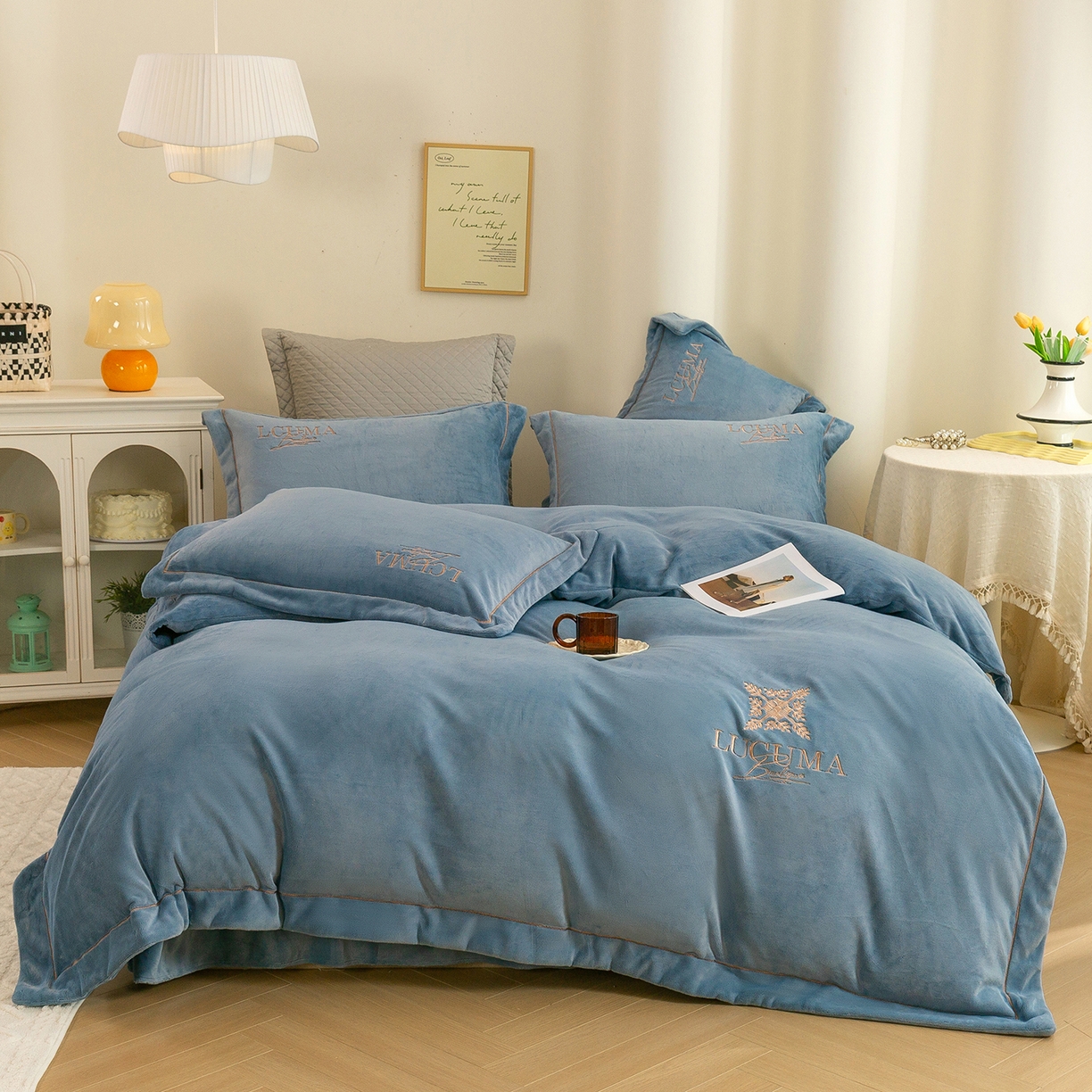 91家纺网 家纺一手货源 找家纺 绒博士 2025新款270克全消光牛奶绒刺绣宽边款四件套--幸福里系列 幸福里-浅蓝