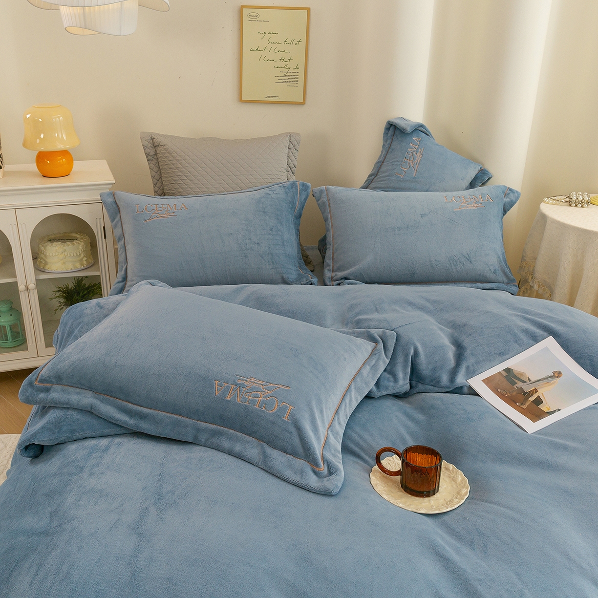 91家纺网 家纺一手货源 找家纺 绒博士 2025新款270克全消光牛奶绒刺绣宽边款四件套--幸福里系列 幸福里-浅蓝