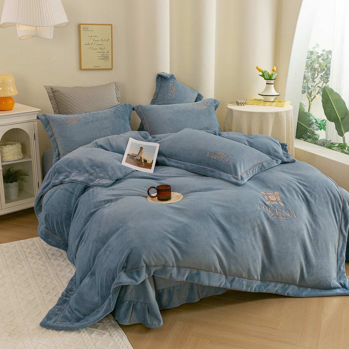 91家纺网 家纺一手货源 找家纺 绒博士 2025新款270克全消光牛奶绒刺绣宽边款四件套--幸福里系列 幸福里-浅蓝