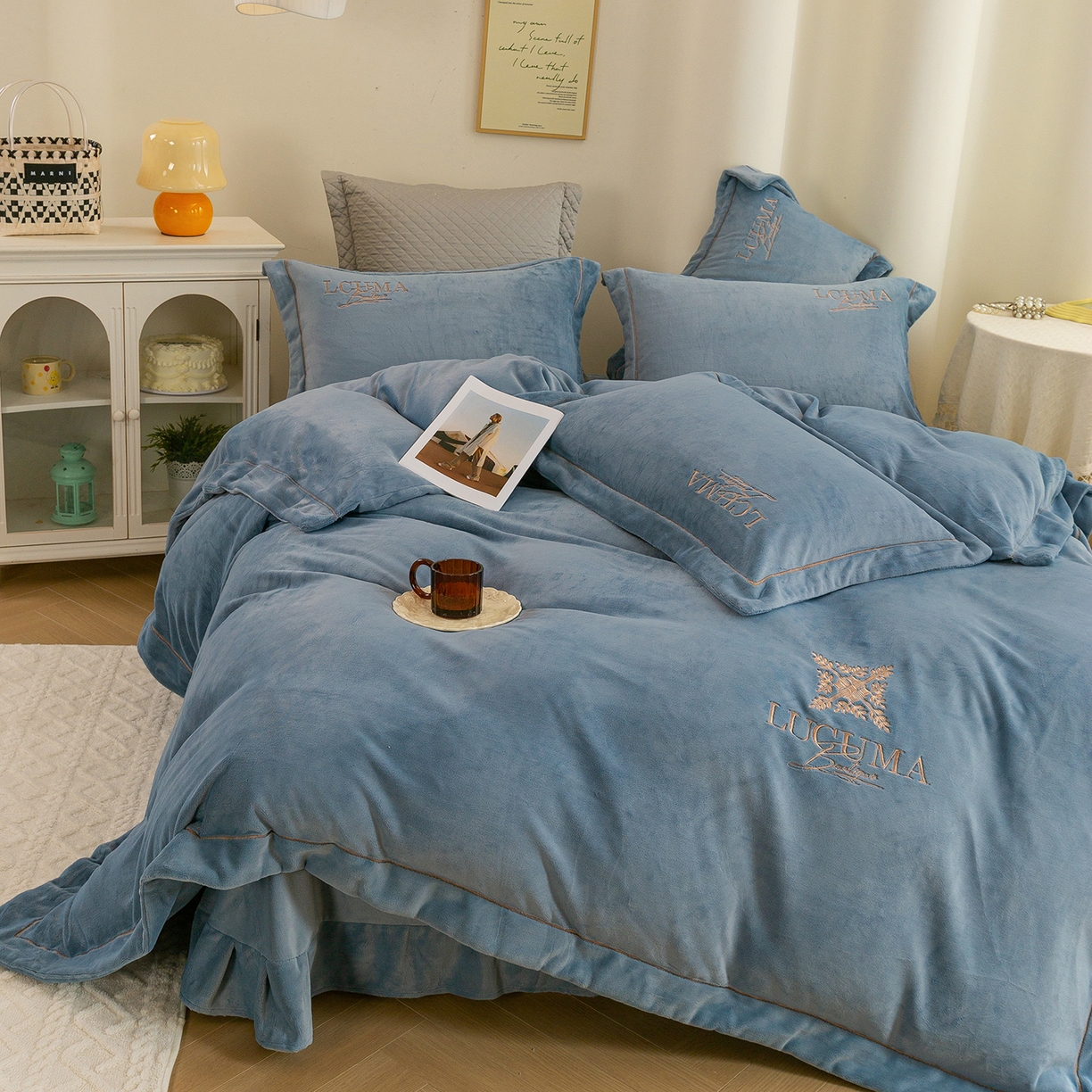 91家纺网 家纺一手货源 找家纺 绒博士 2025新款270克全消光牛奶绒刺绣宽边款四件套--幸福里系列 幸福里-浅蓝