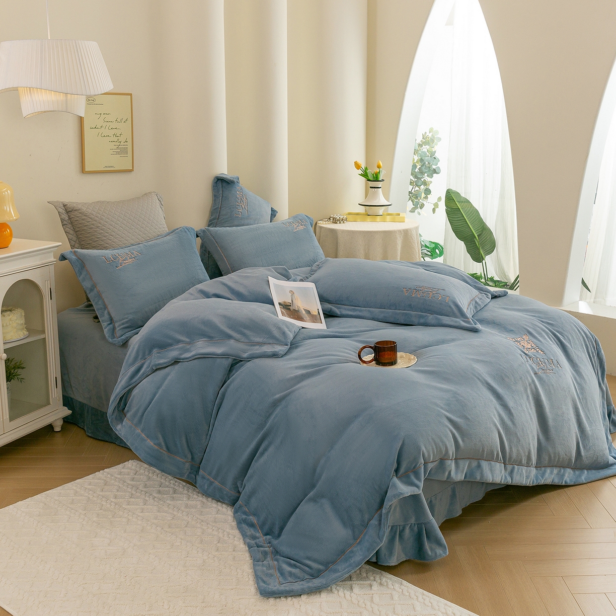 91家纺网 家纺一手货源 找家纺 绒博士 2025新款270克全消光牛奶绒刺绣宽边款四件套--幸福里系列 幸福里-浅蓝