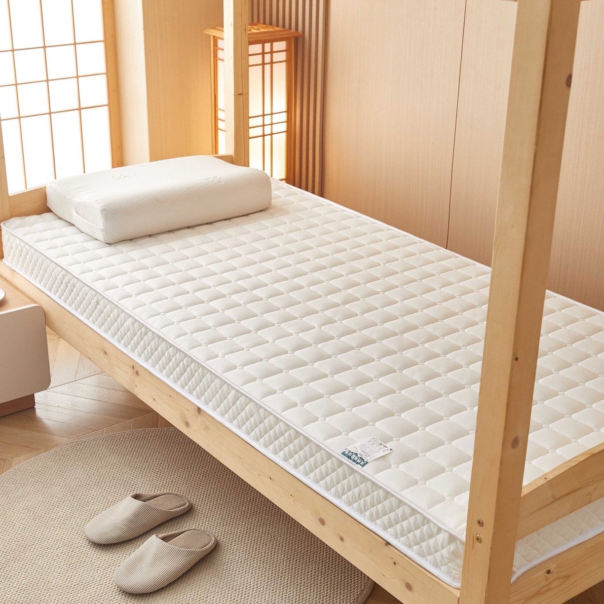 91家纺网 家纺一手货源 找家纺 缦吉 2025新款面包格乳胶记忆海绵学生床垫 白色