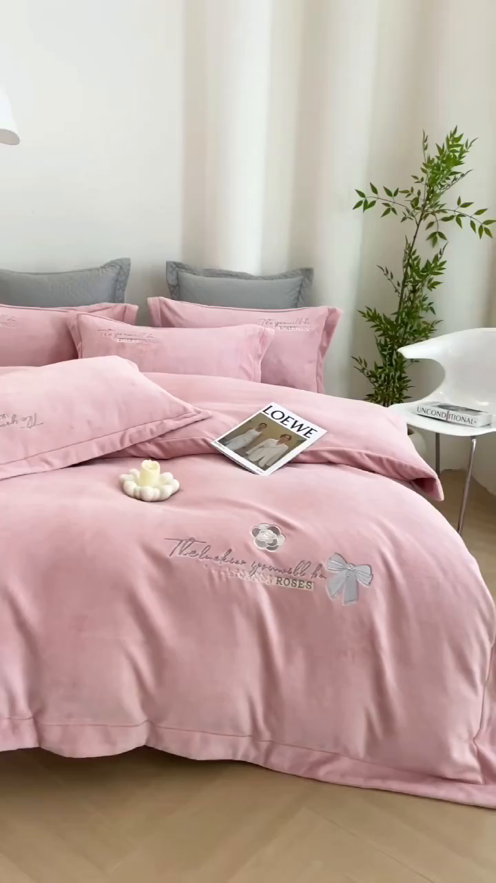 91家纺网 家纺一手货源 找家纺 （总）绒博士 2025新款270克全消光牛奶绒刺绣宽边款四件套--米兰系列