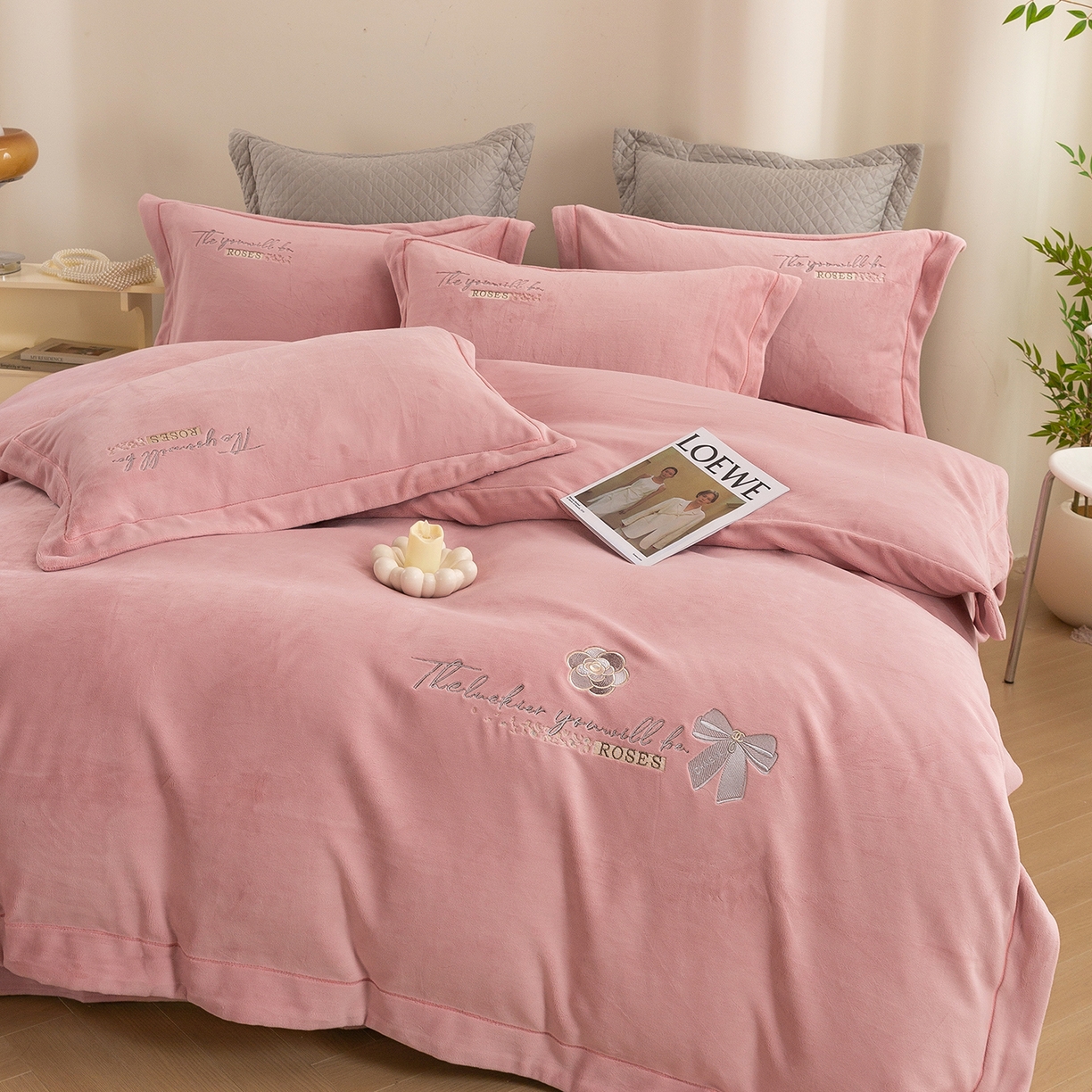 91家纺网 家纺一手货源 找家纺 （总）绒博士 2025新款270克全消光牛奶绒刺绣宽边款四件套--米兰系列