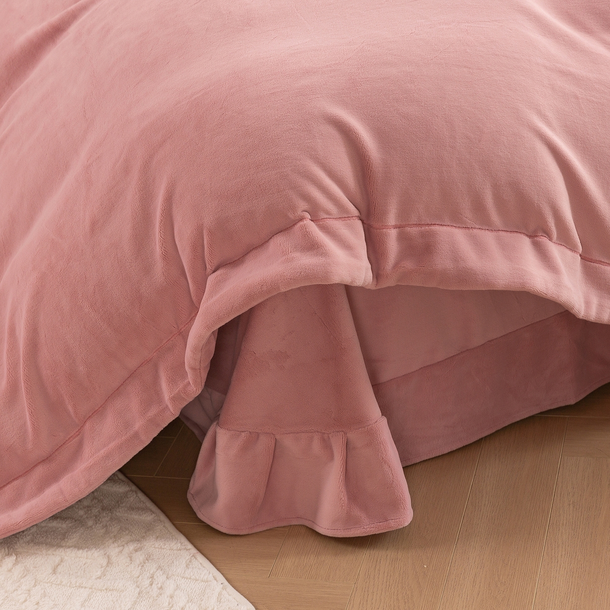 91家纺网 家纺一手货源 找家纺 （总）绒博士 2025新款270克全消光牛奶绒刺绣宽边款四件套--米兰系列