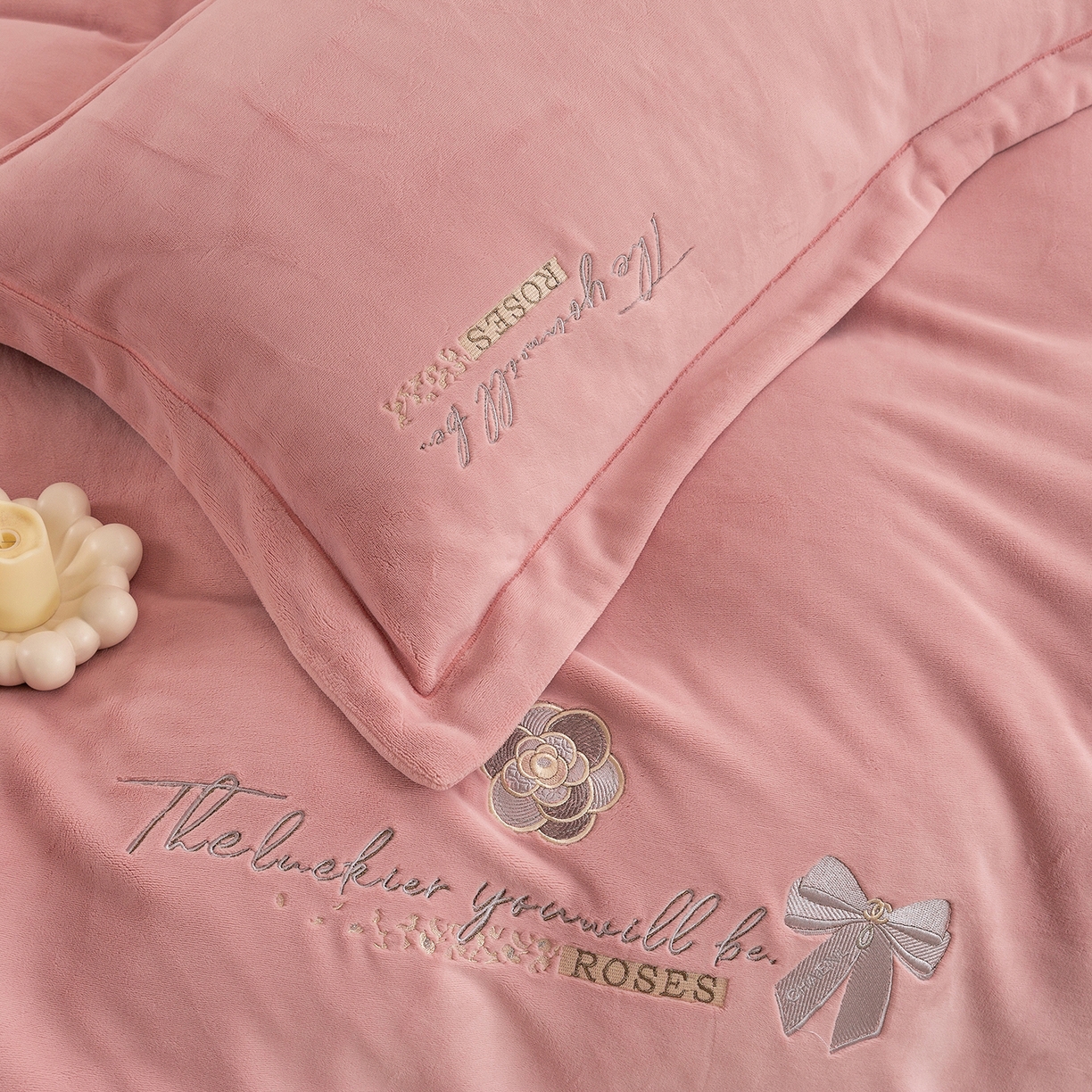 91家纺网 家纺一手货源 找家纺 （总）绒博士 2025新款270克全消光牛奶绒刺绣宽边款四件套--米兰系列