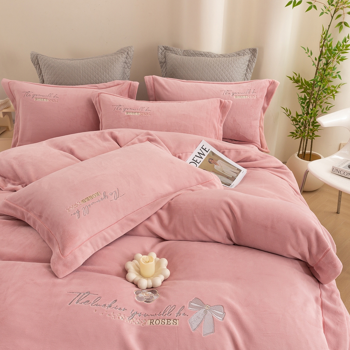 91家纺网 家纺一手货源 找家纺 （总）绒博士 2025新款270克全消光牛奶绒刺绣宽边款四件套--米兰系列