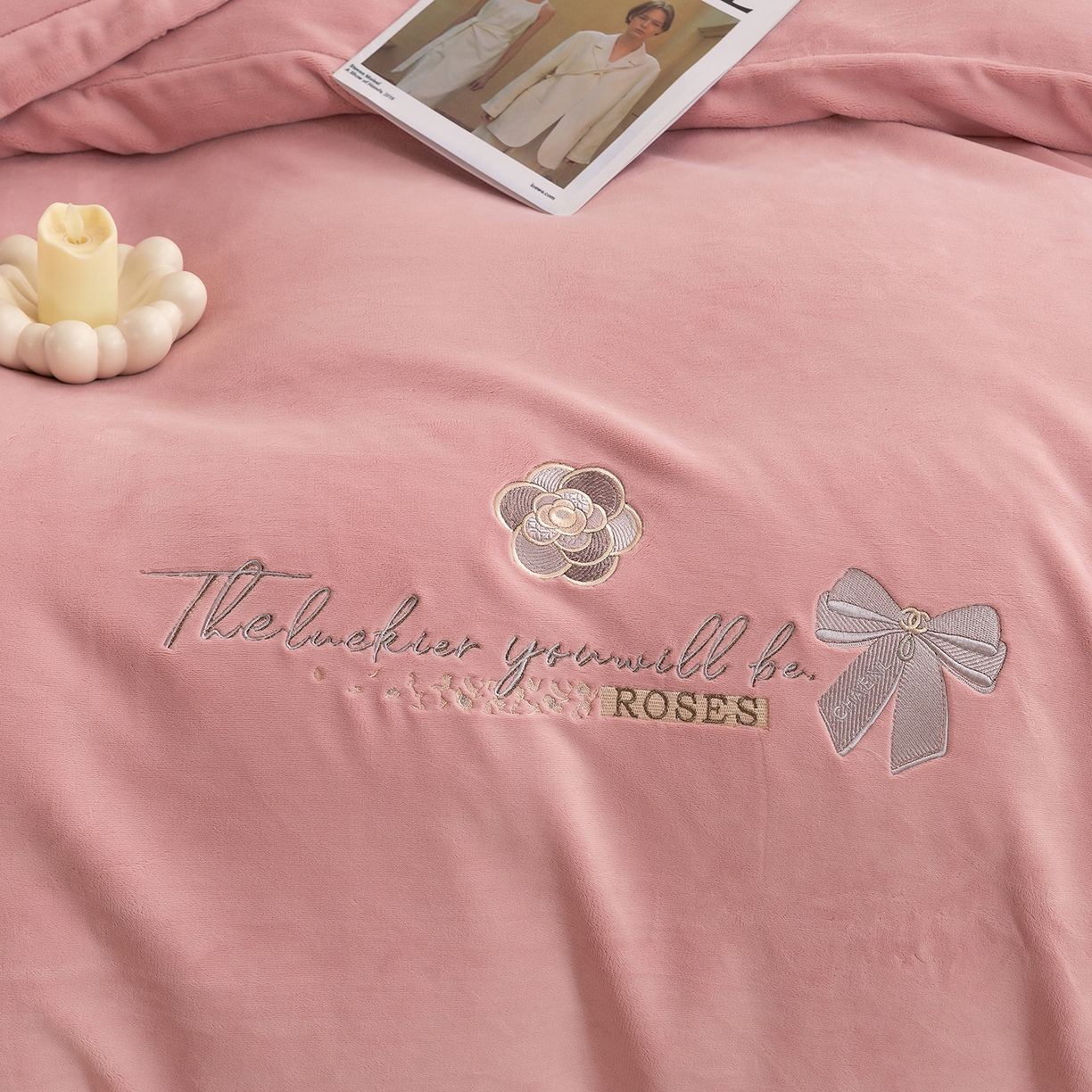 91家纺网 家纺一手货源 找家纺 （总）绒博士 2025新款270克全消光牛奶绒刺绣宽边款四件套--米兰系列