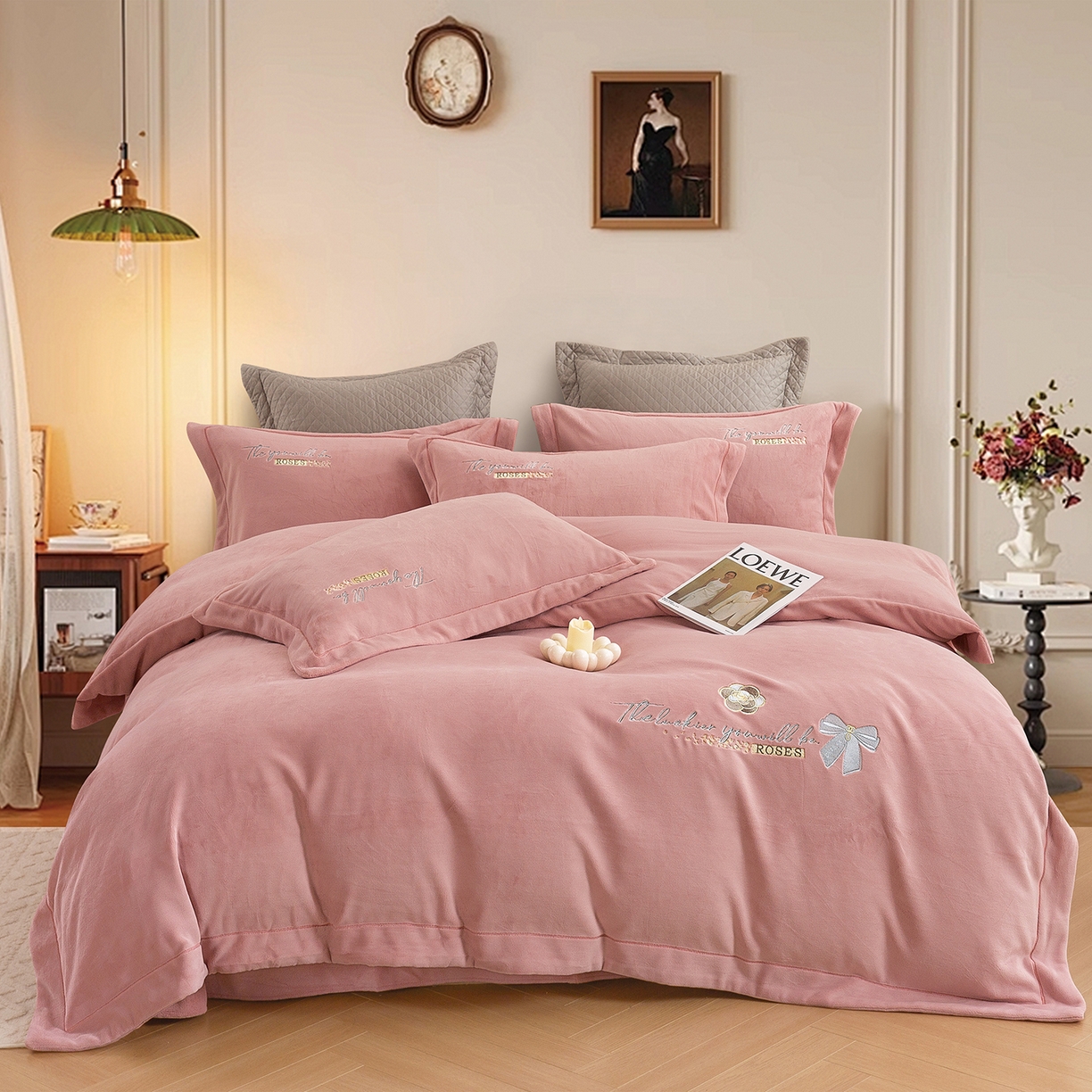 91家纺网 家纺一手货源 找家纺 绒博士 2025新款270克全消光牛奶绒刺绣宽边款四件套--米兰系列 米兰-粉豆沙