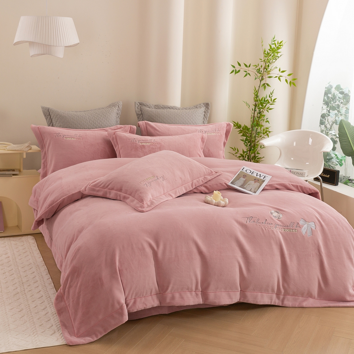 91家纺网 家纺一手货源 找家纺 绒博士 2025新款270克全消光牛奶绒刺绣宽边款四件套--米兰系列 米兰-粉豆沙