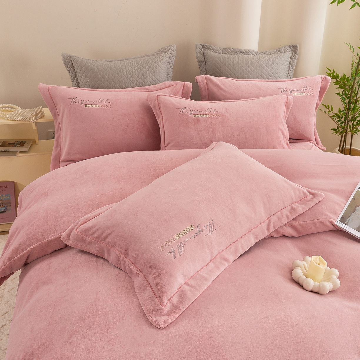 91家纺网 家纺一手货源 找家纺 绒博士 2025新款270克全消光牛奶绒刺绣宽边款四件套--米兰系列 米兰-粉豆沙