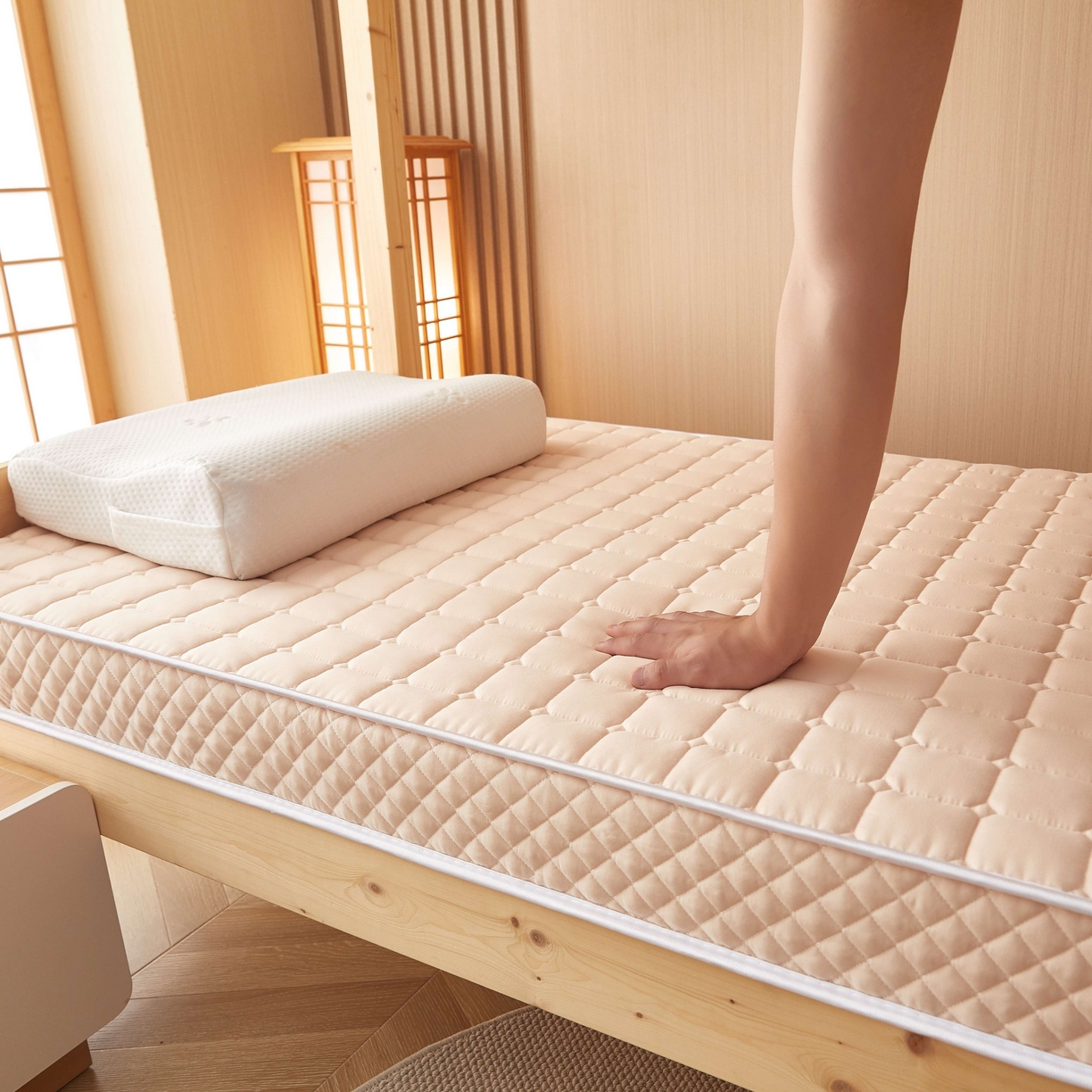 91家纺网 家纺一手货源 找家纺 缦吉 2025新款面包格乳胶记忆海绵学生床垫 金色