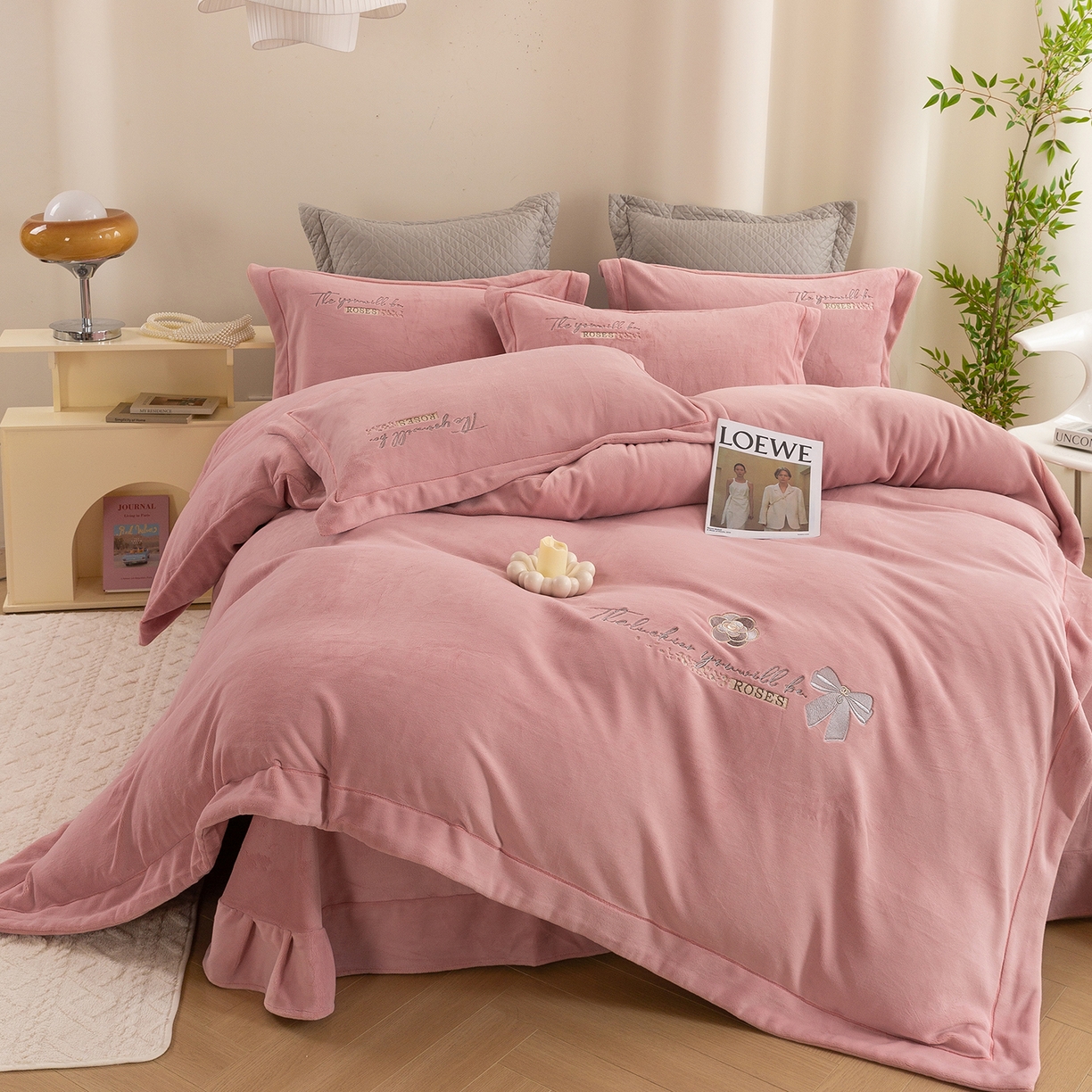 91家纺网 家纺一手货源 找家纺 绒博士 2025新款270克全消光牛奶绒刺绣宽边款四件套--米兰系列 米兰-粉豆沙