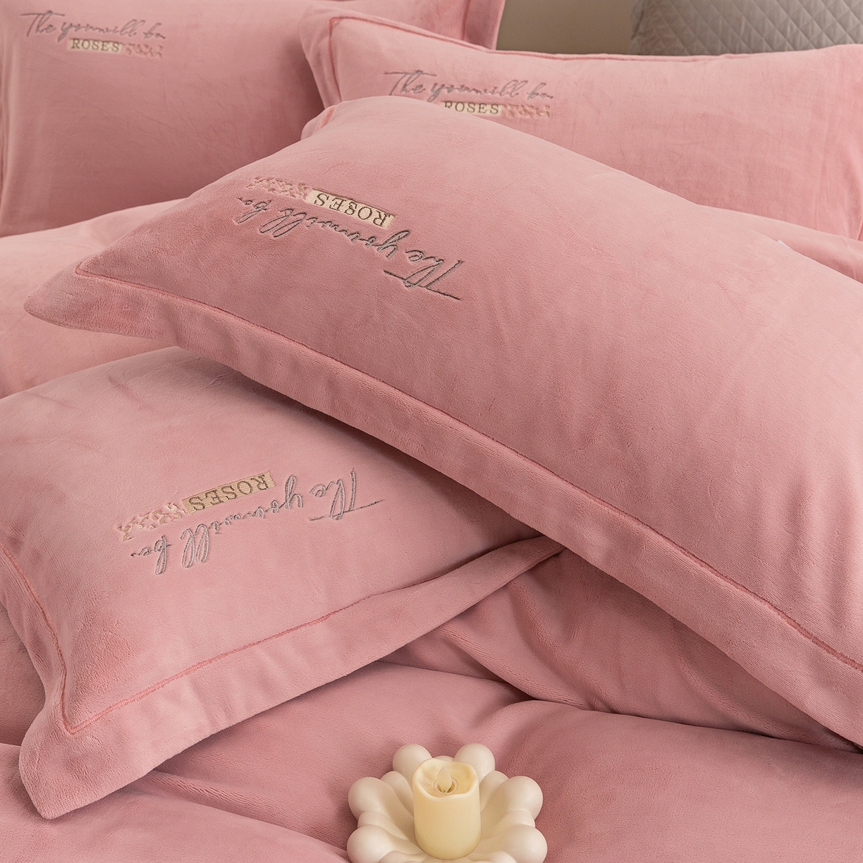 91家纺网 家纺一手货源 找家纺 绒博士 2025新款270克全消光牛奶绒刺绣宽边款四件套--米兰系列 米兰-粉豆沙