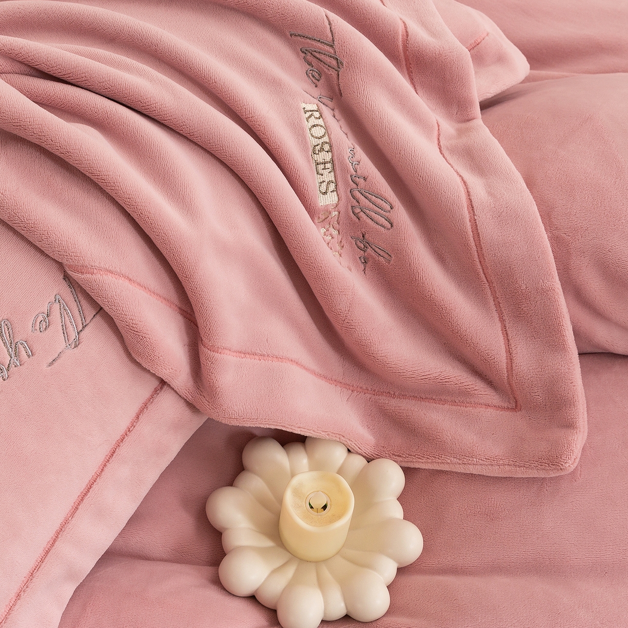 91家纺网 家纺一手货源 找家纺 绒博士 2025新款270克全消光牛奶绒刺绣宽边款四件套--米兰系列 米兰-粉豆沙