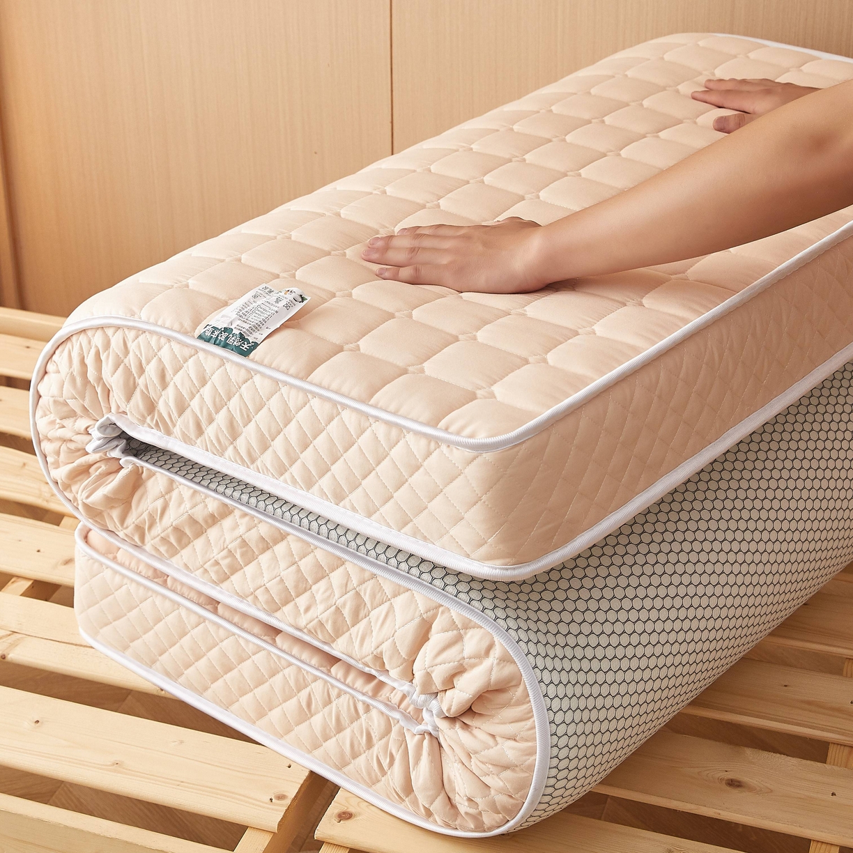 91家纺网 家纺一手货源 找家纺 缦吉 2025新款面包格乳胶记忆海绵学生床垫 金色