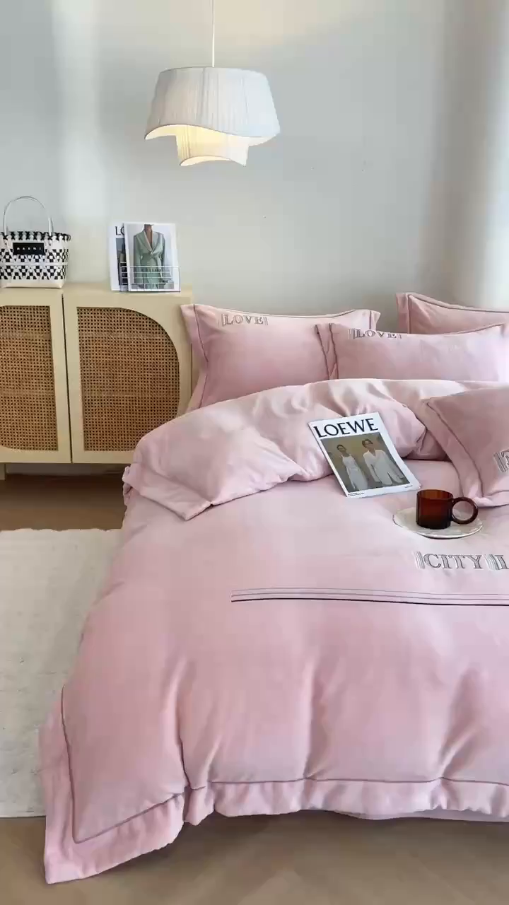 91家纺网 家纺一手货源 找家纺 （总）绒博士 2025新款220克牛奶绒刺绣宽边款四件套--都市之恋系列