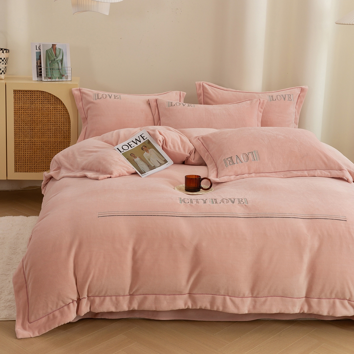 91家纺网 家纺一手货源 找家纺 （总）绒博士 2025新款220克牛奶绒刺绣宽边款四件套--都市之恋系列