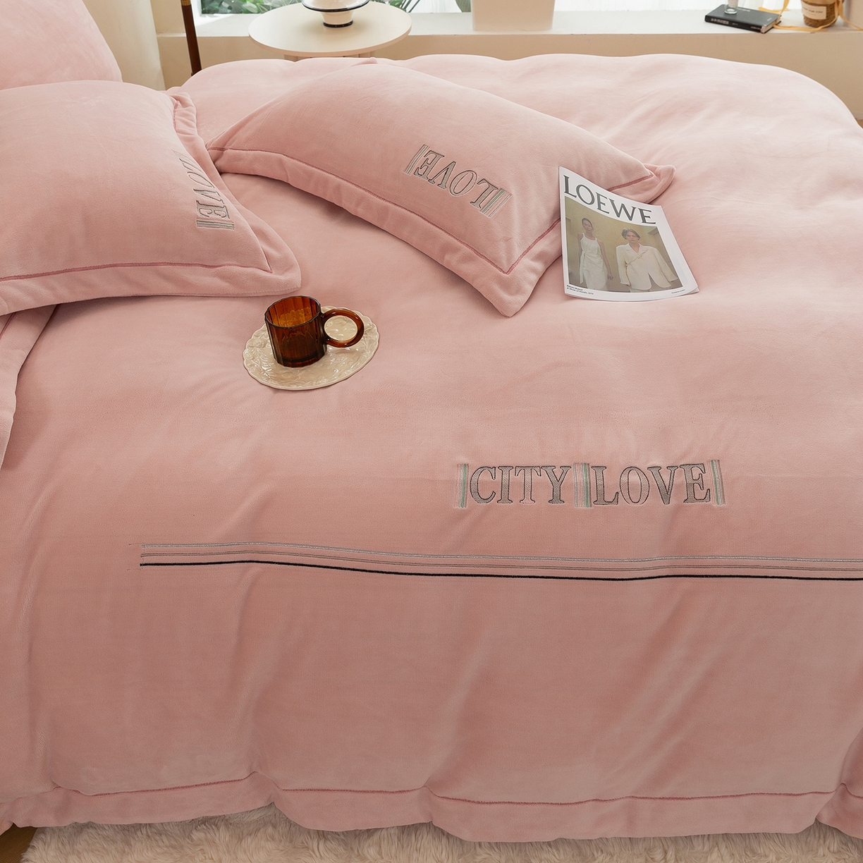 91家纺网 家纺一手货源 找家纺 （总）绒博士 2025新款220克牛奶绒刺绣宽边款四件套--都市之恋系列