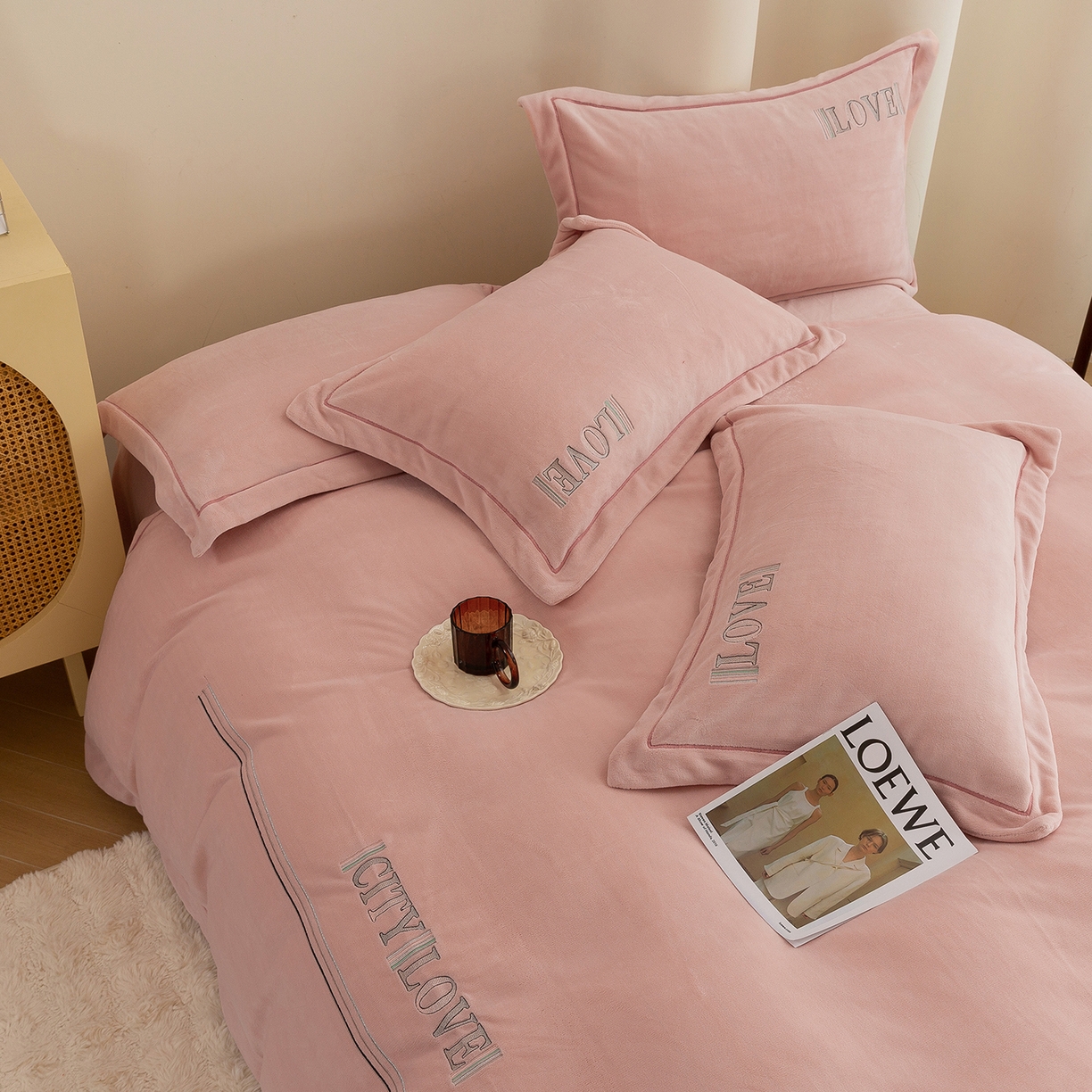 91家纺网 家纺一手货源 找家纺 （总）绒博士 2025新款220克牛奶绒刺绣宽边款四件套--都市之恋系列