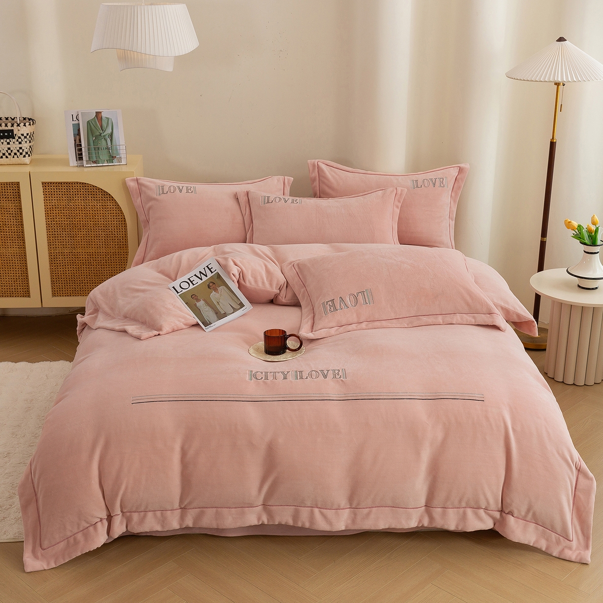 91家纺网 家纺一手货源 找家纺 绒博士 2025新款220克牛奶绒刺绣宽边款四件套--都市之恋系列 都市之恋-樱花粉