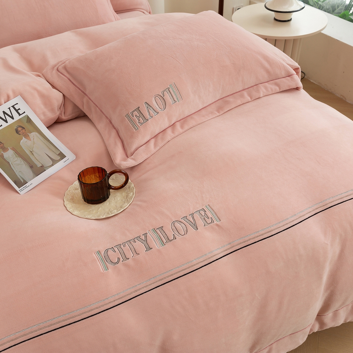 91家纺网 家纺一手货源 找家纺 绒博士 2025新款220克牛奶绒刺绣宽边款四件套--都市之恋系列 都市之恋-樱花粉