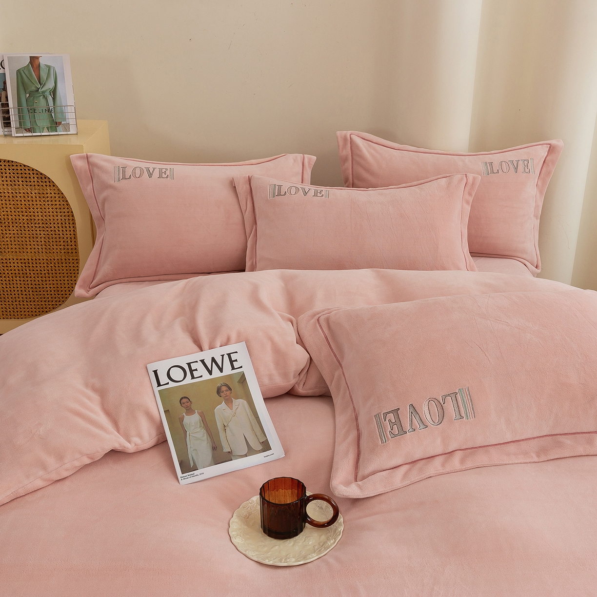 91家纺网 家纺一手货源 找家纺 绒博士 2025新款220克牛奶绒刺绣宽边款四件套--都市之恋系列 都市之恋-樱花粉