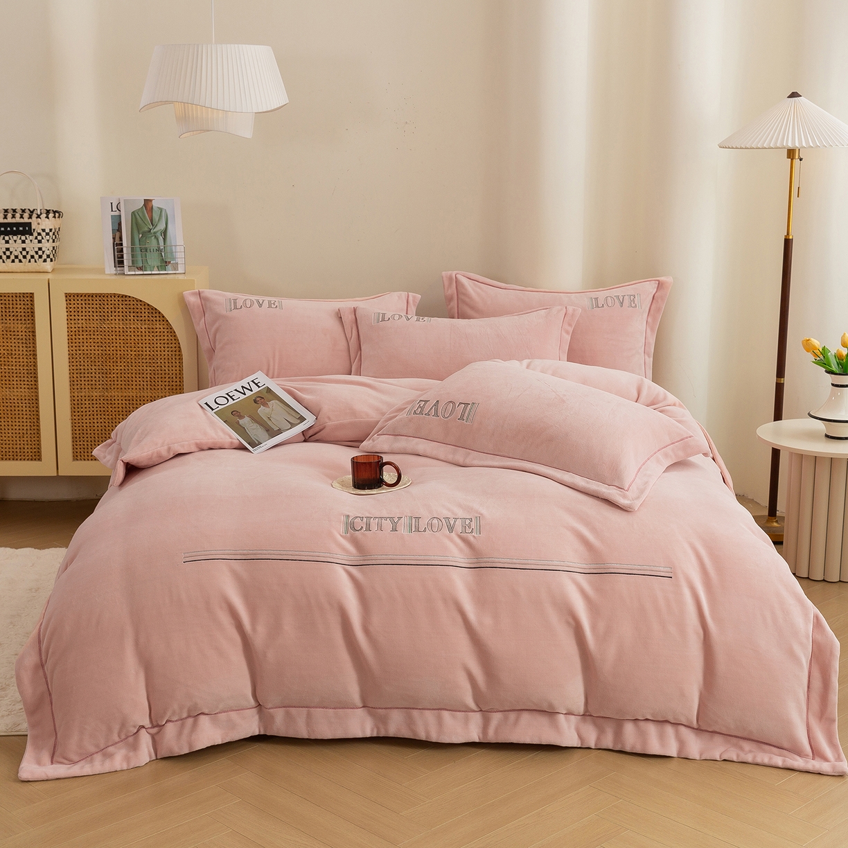 91家纺网 家纺一手货源 找家纺 绒博士 2025新款220克牛奶绒刺绣宽边款四件套--都市之恋系列 都市之恋-樱花粉