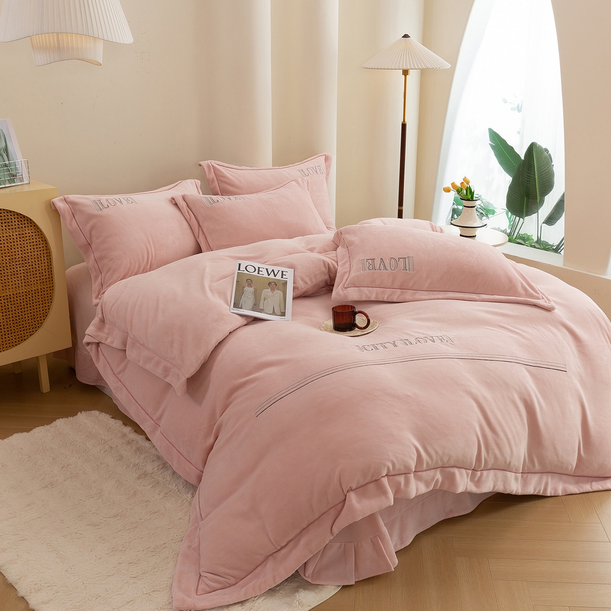 91家纺网 家纺一手货源 找家纺 绒博士 2025新款220克牛奶绒刺绣宽边款四件套--都市之恋系列 都市之恋-樱花粉