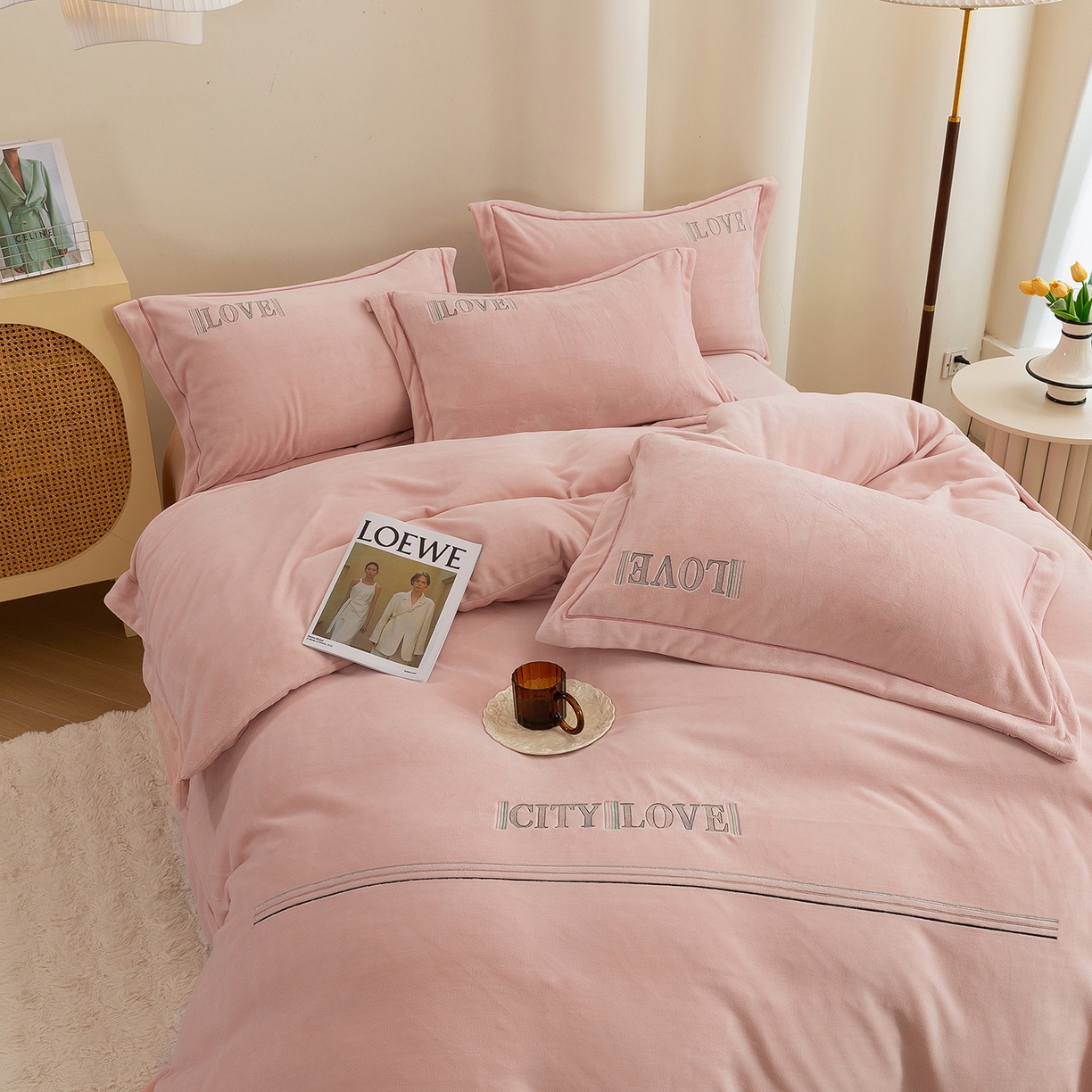 91家纺网 家纺一手货源 找家纺 绒博士 2025新款220克牛奶绒刺绣宽边款四件套--都市之恋系列 都市之恋-樱花粉