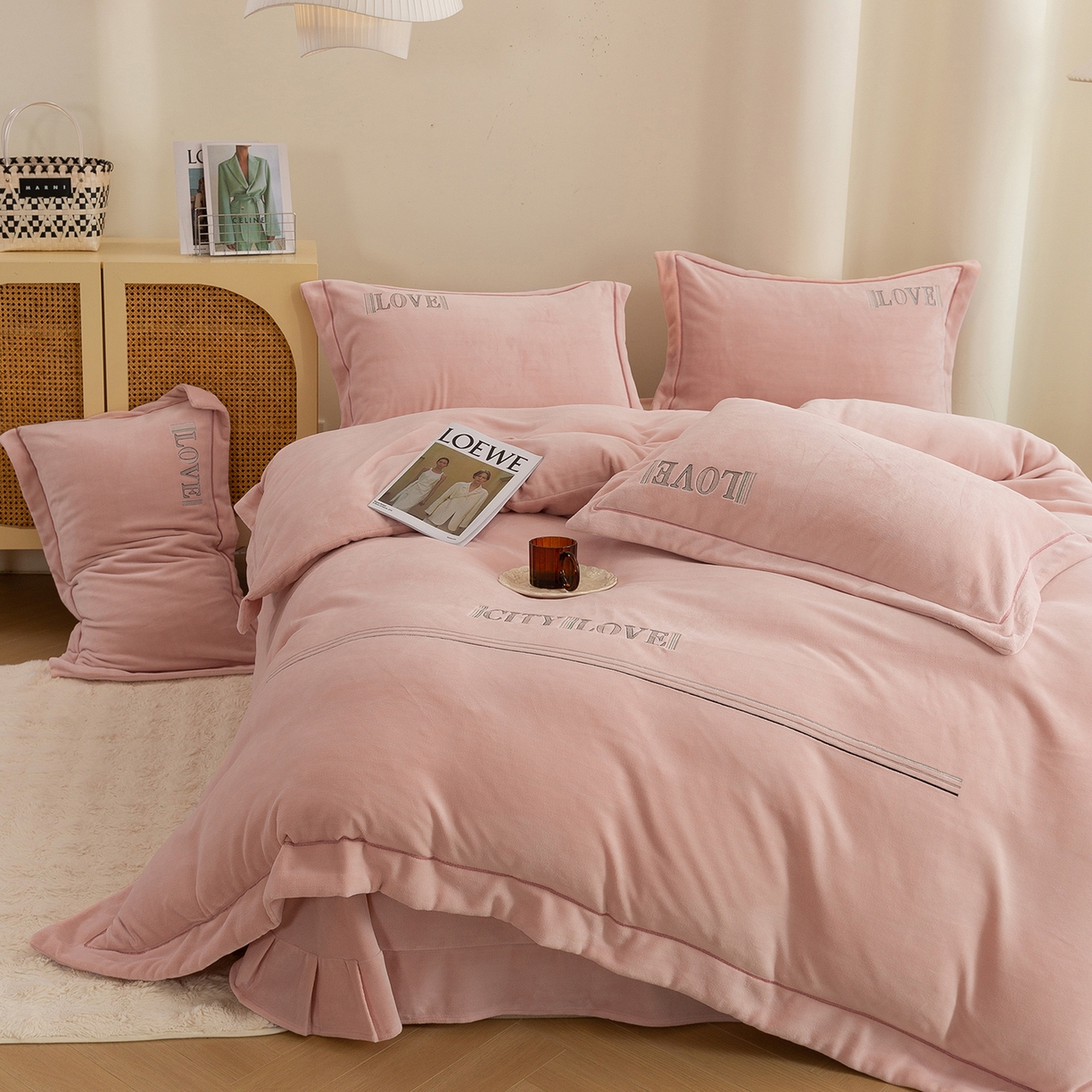 91家纺网 家纺一手货源 找家纺 绒博士 2025新款220克牛奶绒刺绣宽边款四件套--都市之恋系列 都市之恋-樱花粉