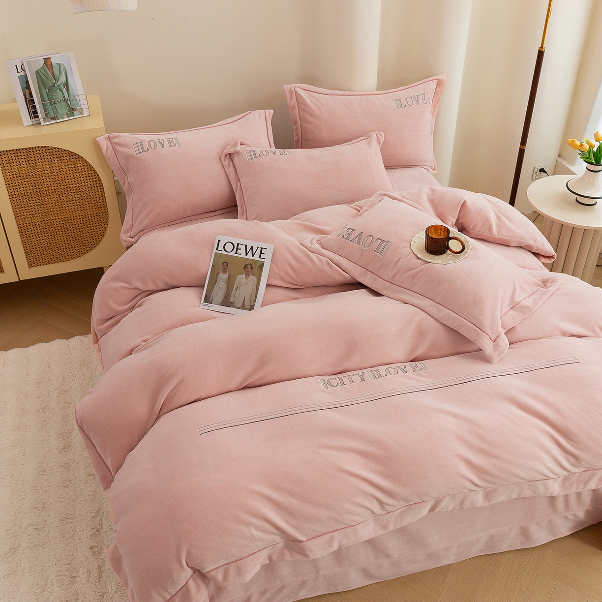 91家纺网 家纺一手货源 找家纺 绒博士 2025新款220克牛奶绒刺绣宽边款四件套--都市之恋系列 都市之恋-樱花粉