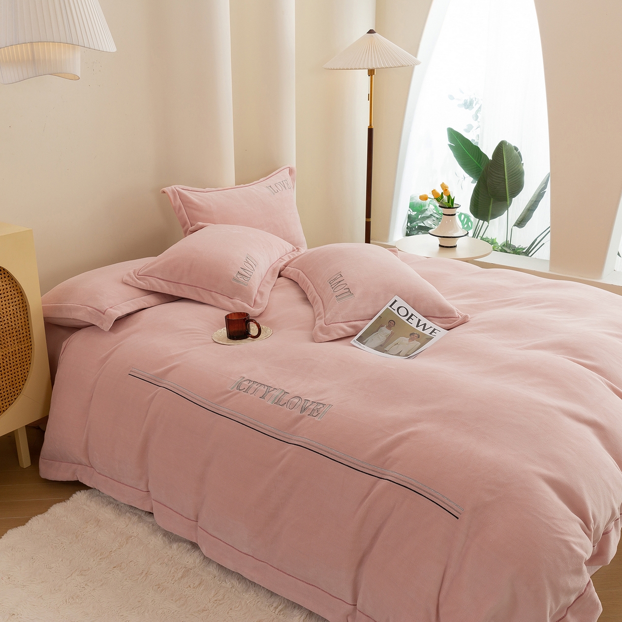 91家纺网 家纺一手货源 找家纺 绒博士 2025新款220克牛奶绒刺绣宽边款四件套--都市之恋系列 都市之恋-樱花粉