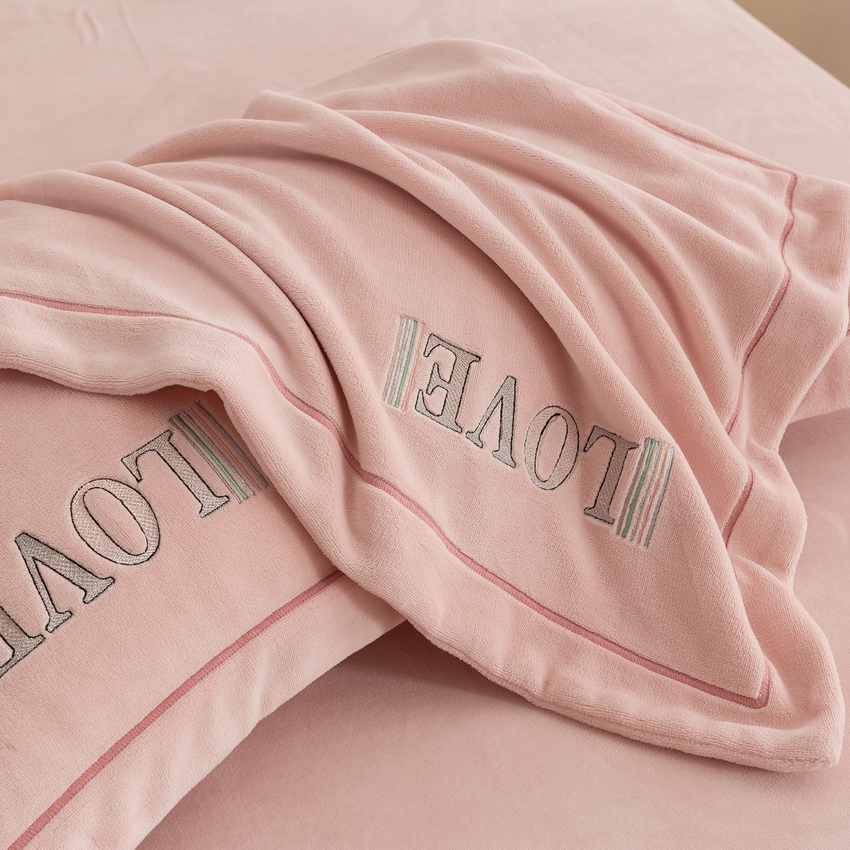 91家纺网 家纺一手货源 找家纺 绒博士 2025新款220克牛奶绒刺绣宽边款四件套--都市之恋系列 都市之恋-樱花粉