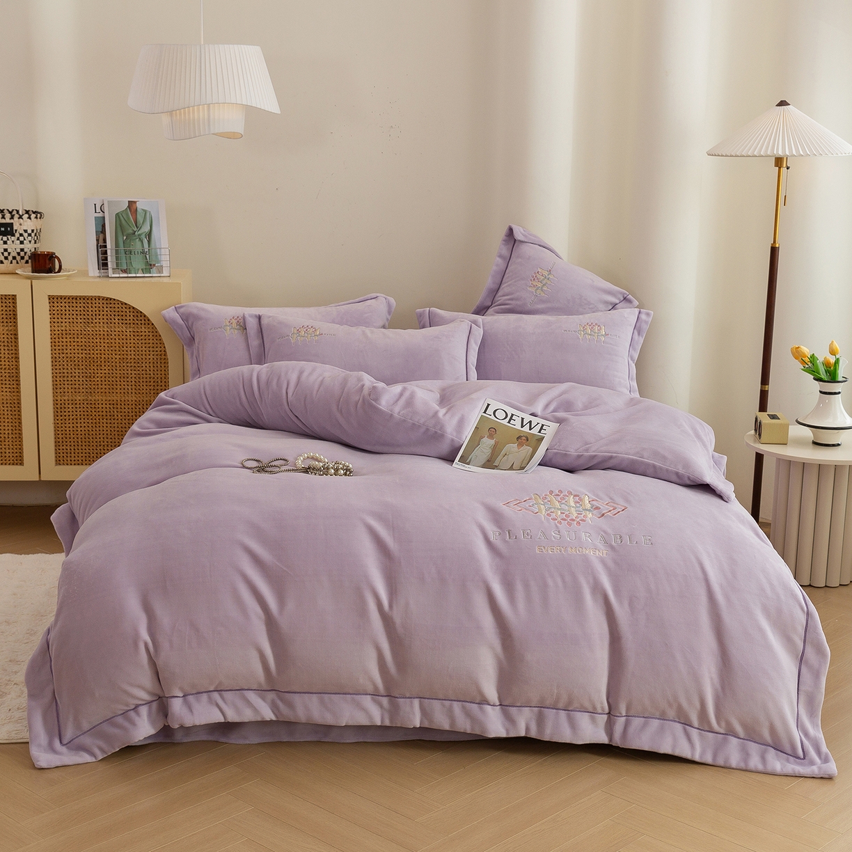 91家纺网 家纺一手货源 找家纺 （总）绒博士 2025新款220克牛奶绒刺绣宽边款四件套--轻羽翩翩系列