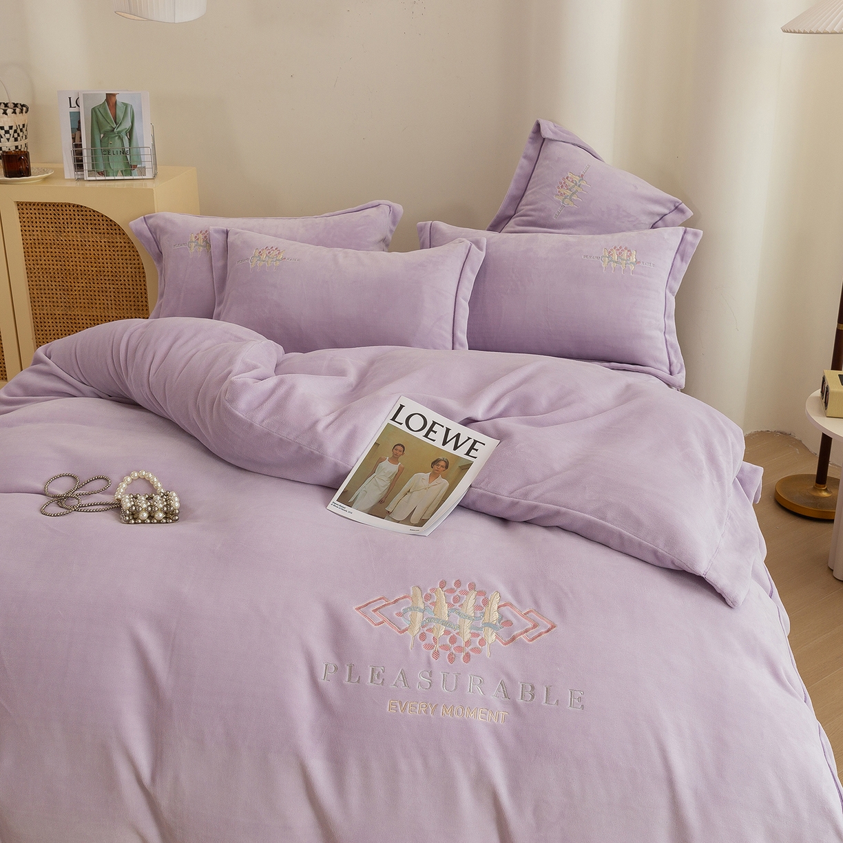 91家纺网 家纺一手货源 找家纺 （总）绒博士 2025新款220克牛奶绒刺绣宽边款四件套--轻羽翩翩系列