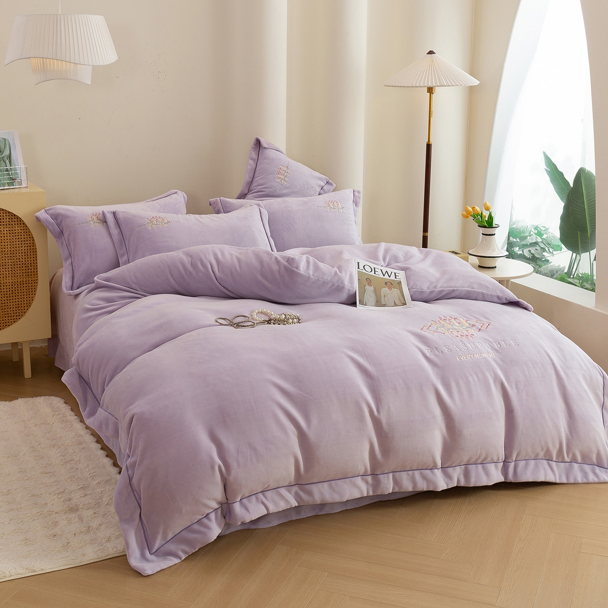 91家纺网 家纺一手货源 找家纺 （总）绒博士 2025新款220克牛奶绒刺绣宽边款四件套--轻羽翩翩系列