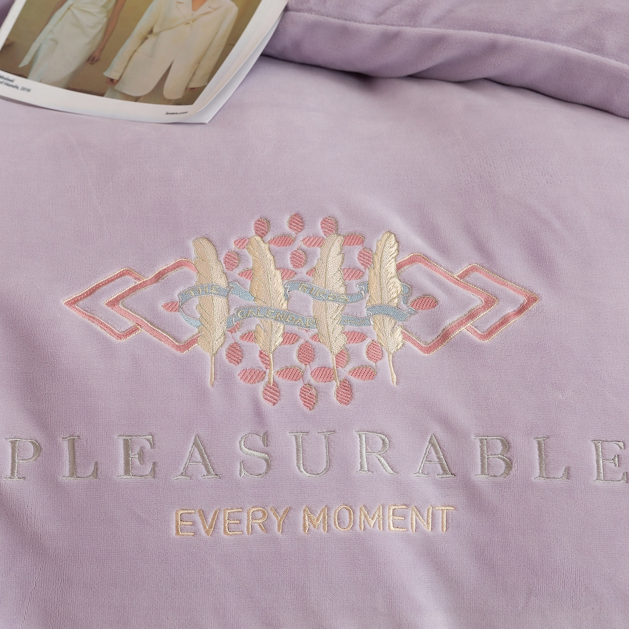 91家纺网 家纺一手货源 找家纺 （总）绒博士 2025新款220克牛奶绒刺绣宽边款四件套--轻羽翩翩系列