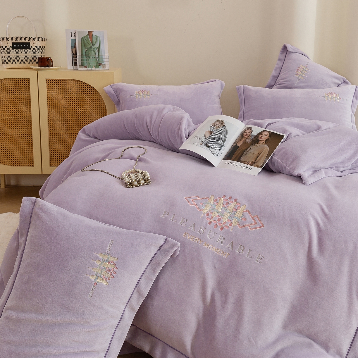 91家纺网 家纺一手货源 找家纺 （总）绒博士 2025新款220克牛奶绒刺绣宽边款四件套--轻羽翩翩系列