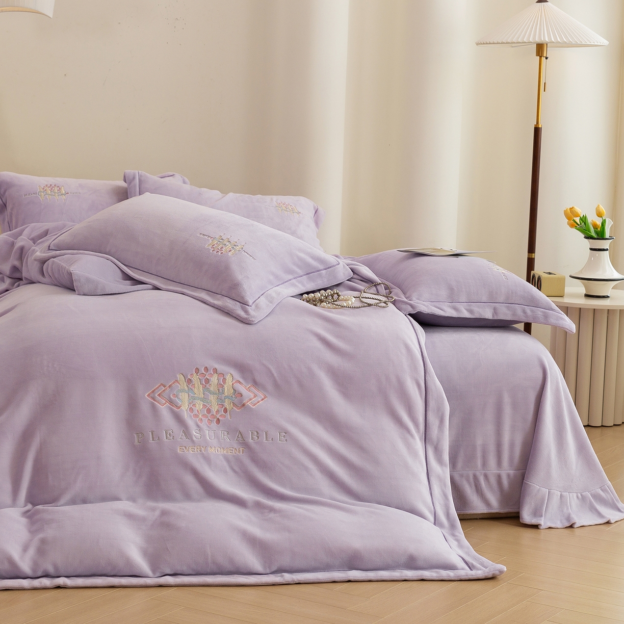 91家纺网 家纺一手货源 找家纺 （总）绒博士 2025新款220克牛奶绒刺绣宽边款四件套--轻羽翩翩系列