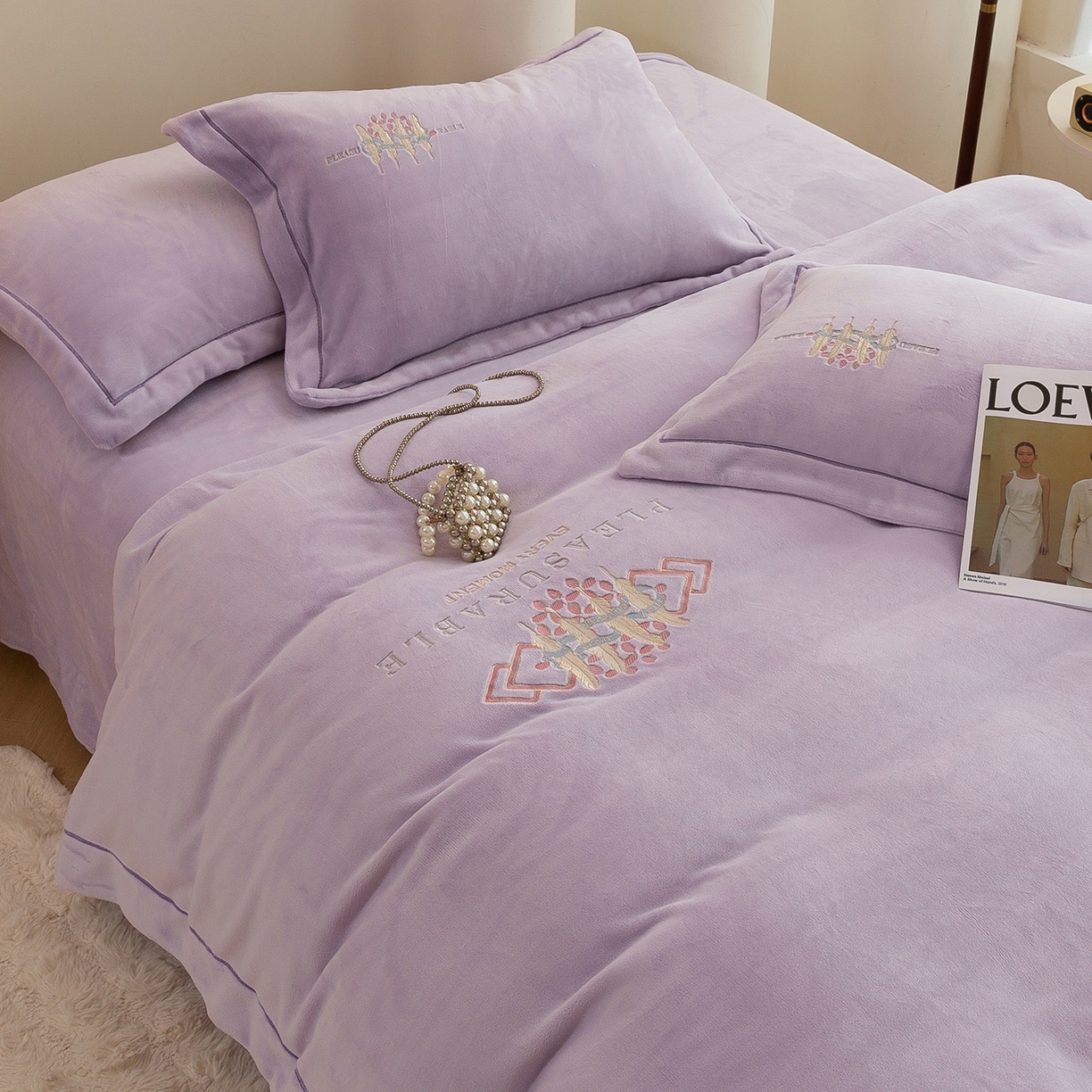 91家纺网 家纺一手货源 找家纺 （总）绒博士 2025新款220克牛奶绒刺绣宽边款四件套--轻羽翩翩系列