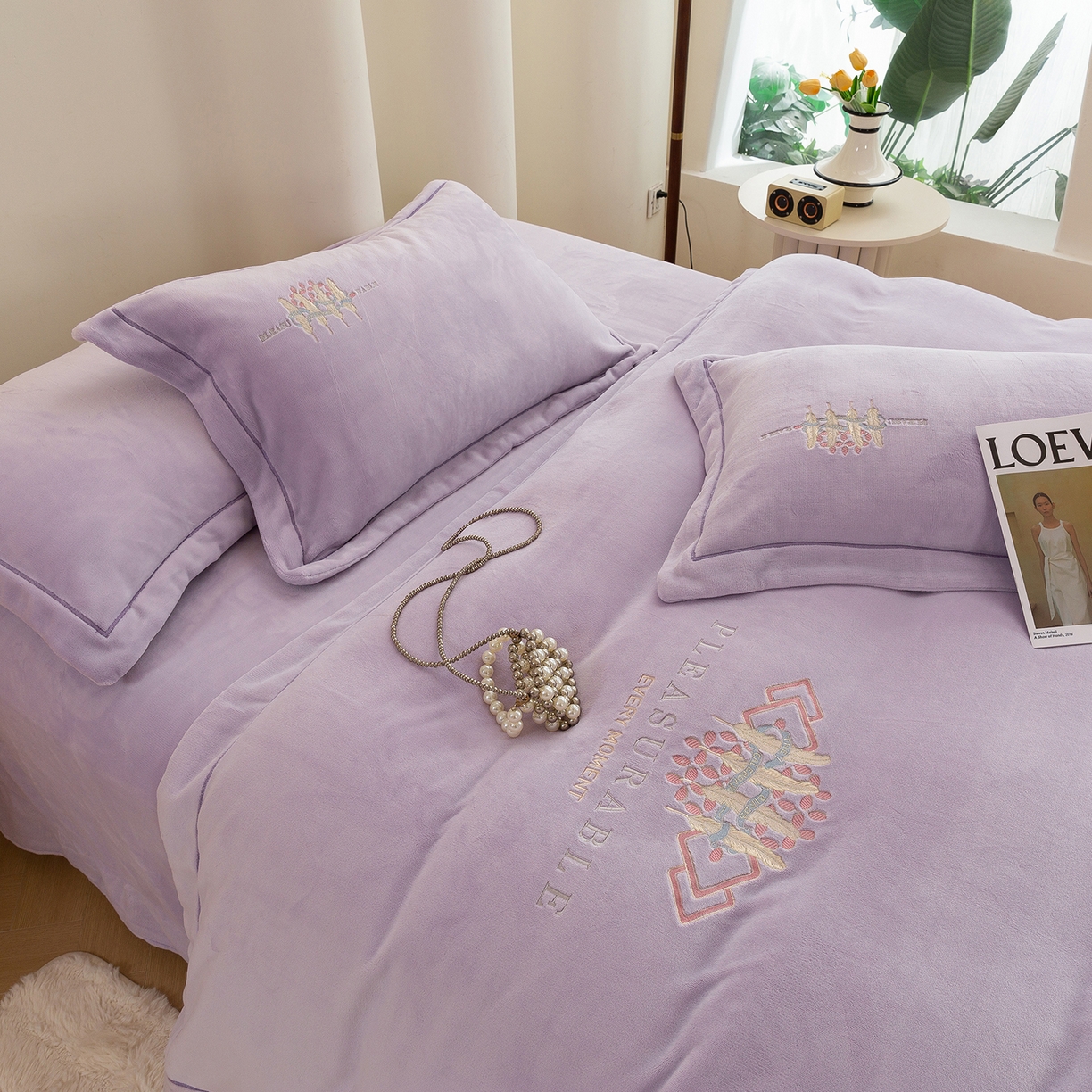 91家纺网 家纺一手货源 找家纺 （总）绒博士 2025新款220克牛奶绒刺绣宽边款四件套--轻羽翩翩系列