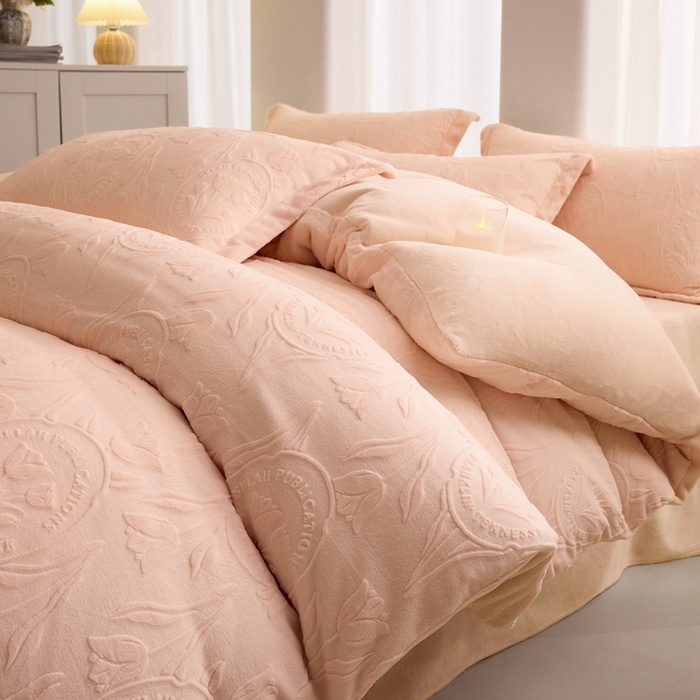 91家纺网 家纺一手货源 找家纺 （总）亿梵 2025秋冬新款A类全消光牛奶绒立体5D雕花绒四件套