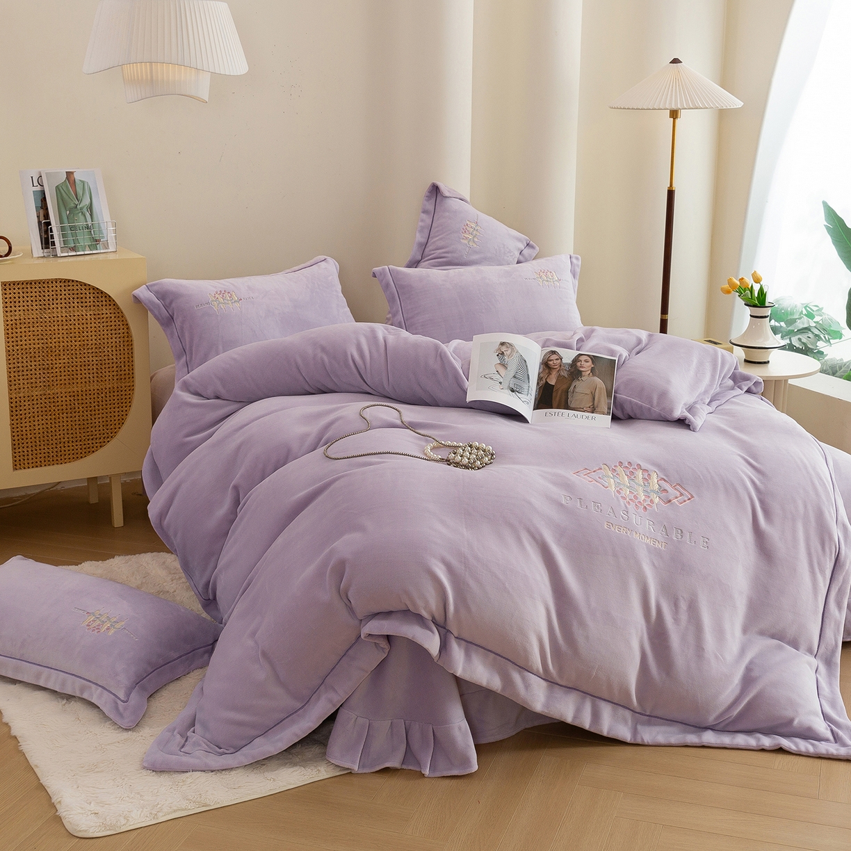 91家纺网 家纺一手货源 找家纺 绒博士 2025新款220克牛奶绒刺绣宽边款四件套--轻羽翩翩系列 轻羽翩翩-芳菲紫