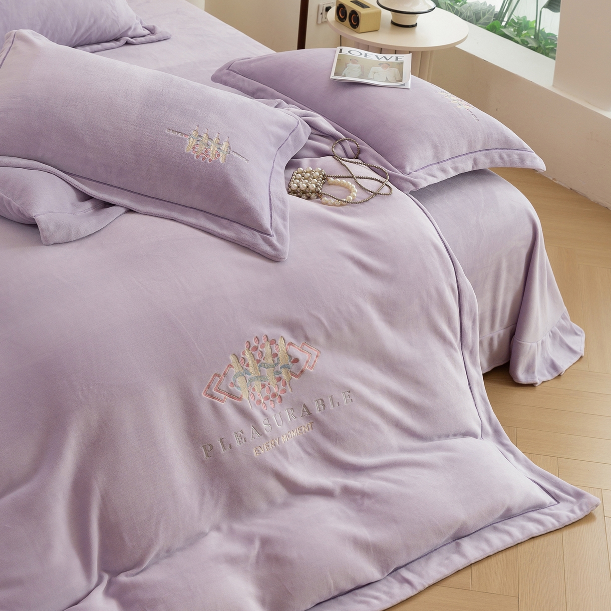 91家纺网 家纺一手货源 找家纺 绒博士 2025新款220克牛奶绒刺绣宽边款四件套--轻羽翩翩系列 轻羽翩翩-芳菲紫
