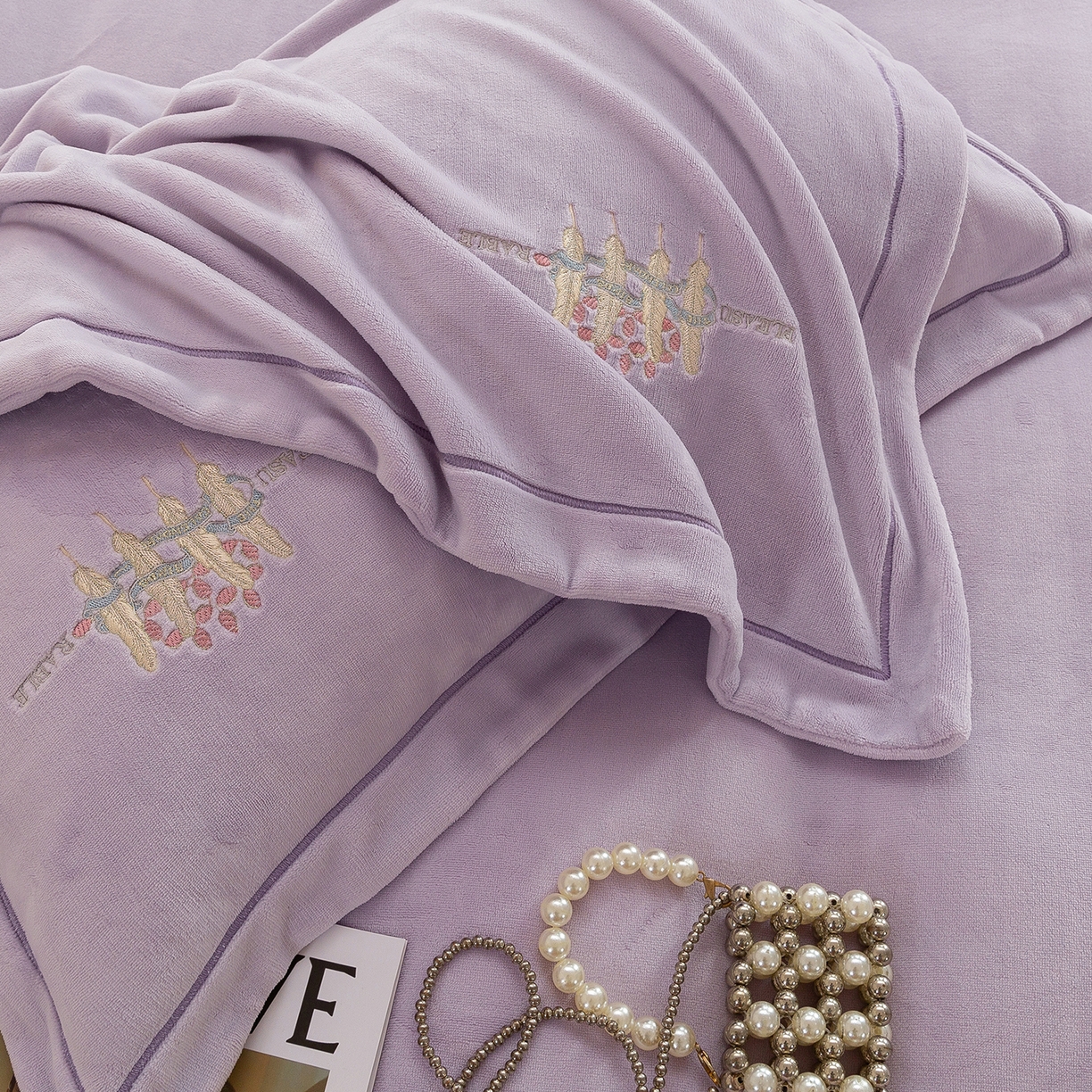 91家纺网 家纺一手货源 找家纺 绒博士 2025新款220克牛奶绒刺绣宽边款四件套--轻羽翩翩系列 轻羽翩翩-芳菲紫