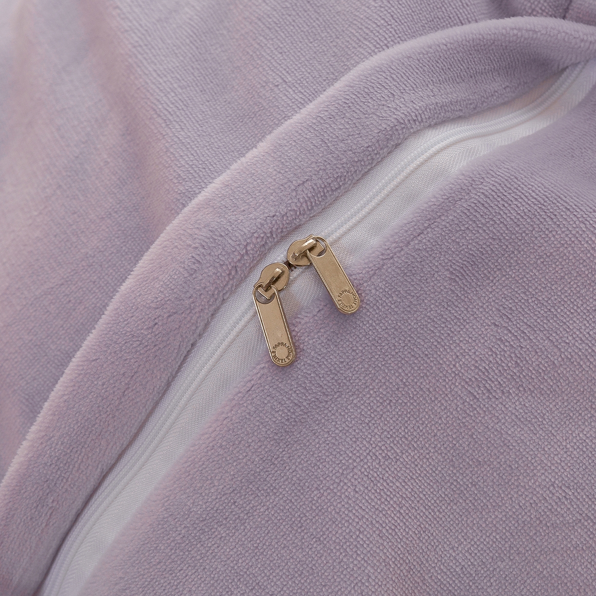 91家纺网 家纺一手货源 找家纺 绒博士 2025新款220克牛奶绒刺绣宽边款四件套--轻羽翩翩系列 轻羽翩翩-芳菲紫