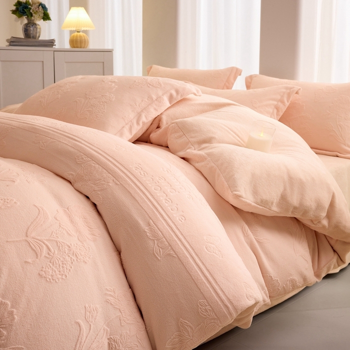 91家纺网 家纺一手货源 找家纺 （总）亿梵 2025秋冬新款A类全消光牛奶绒立体5D雕花绒四件套